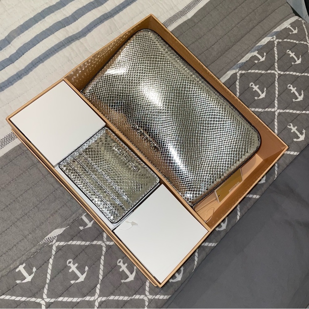 Michael Kors Silver Snake Pouchette & Card Case Gift Set Box - Picture 14 of 16